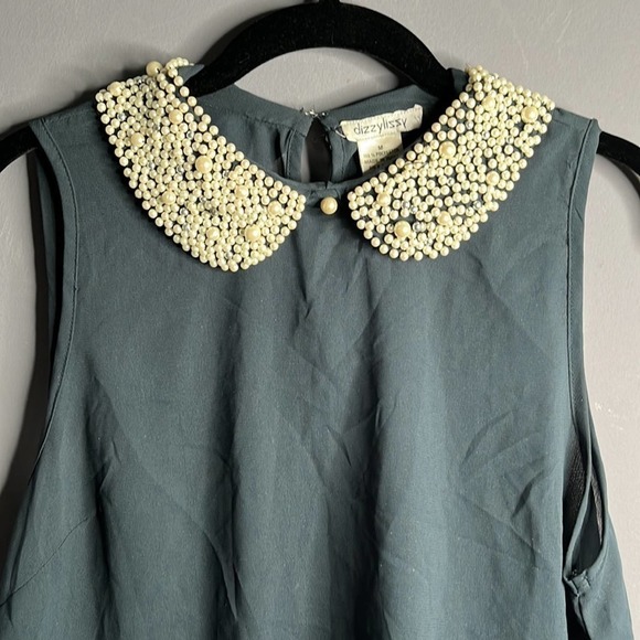 𝅺DIZZY Lizzy Gray Sleeveless Sheer Blouse Pearl Embellished Collar Size Medium - Picture 3 of 9